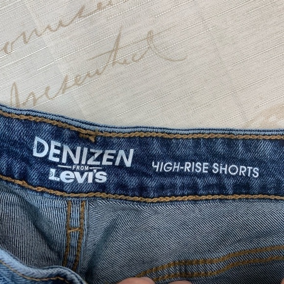 Levis high rise distressed cutoff shorts - Picture 4 of 6